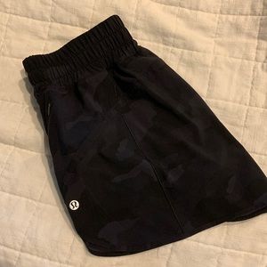 Lululemon track that 3” size 8